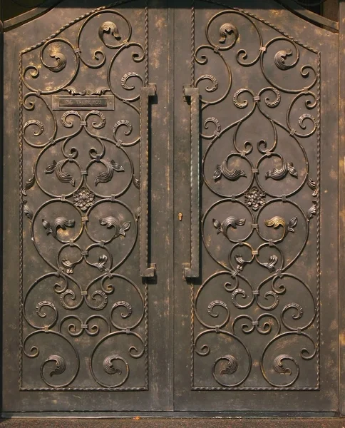 Grande porta di bronzo — Foto Stock