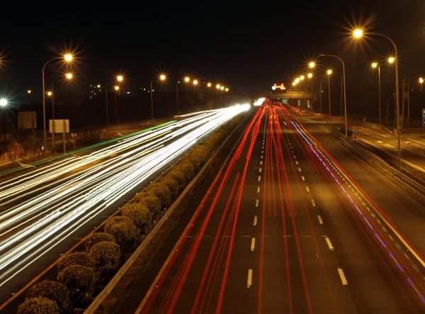 Highway trafik nattetid — Stockfoto