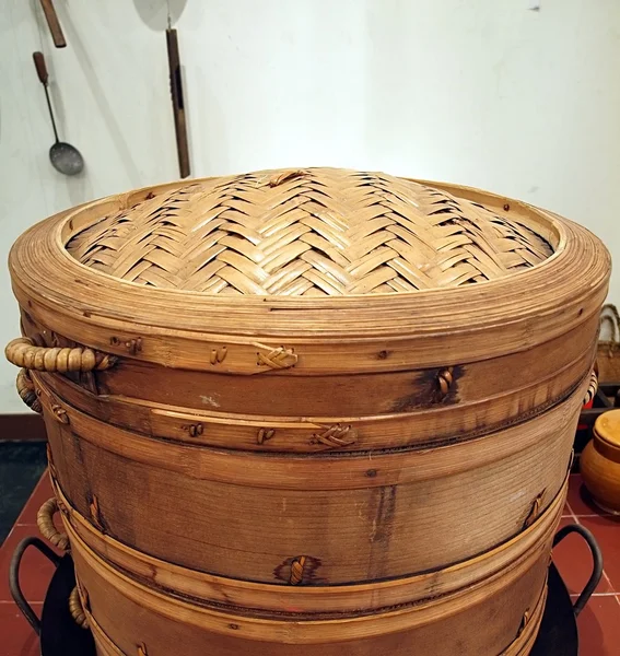 Старые бамбуковые стейки — стоковое фото
