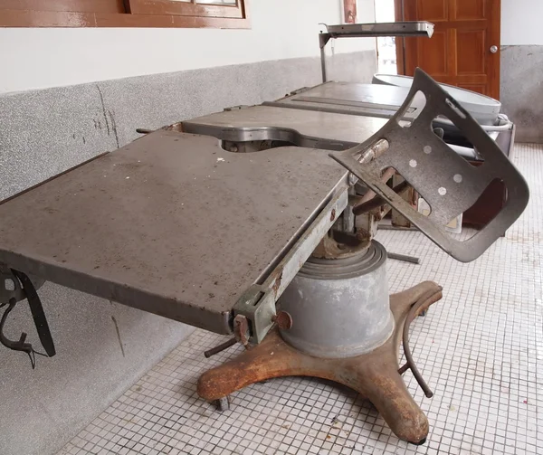 Starodawny stół operacyjny — Zdjęcie stockowe