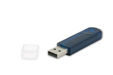 usb flash sürücü üzerinde beyaz izole mavi