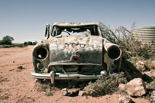 Régi autó a sivatagban — Stock Fotó