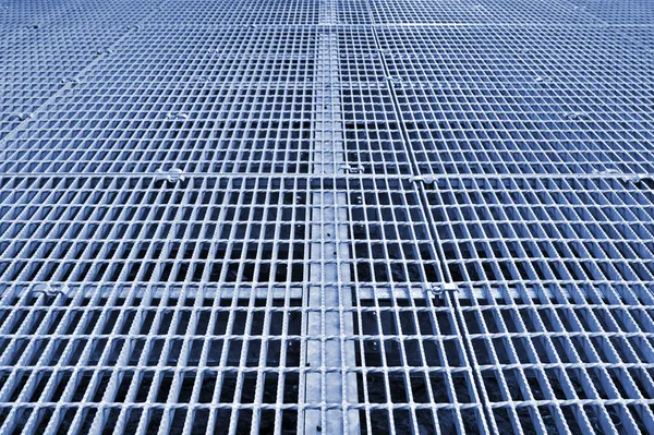 Metal grid walkway — Stockfoto