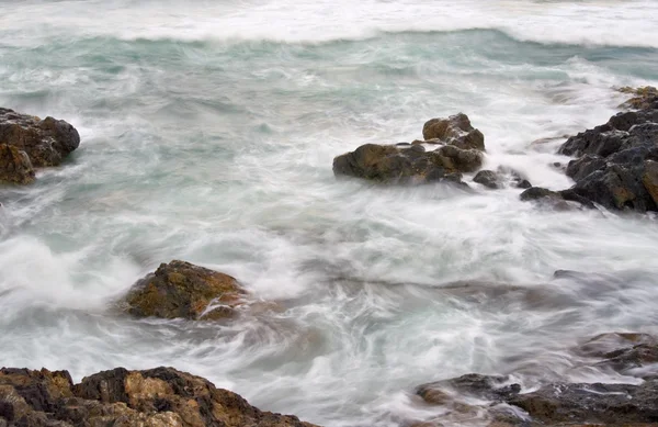 Вода на скалах — стоковое фото