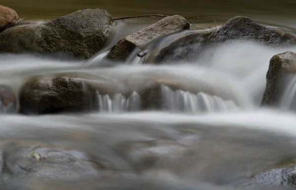 Water over rotsen in de stream — Stockfoto