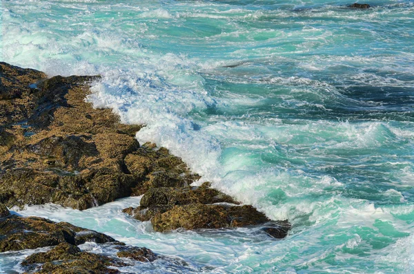 Pedras e ondas — Fotografia de Stock