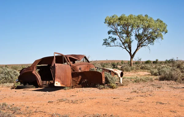 Old car in the desert — Stock Photo, Image