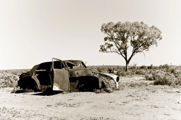 Old car in the desert — Stock Photo, Image