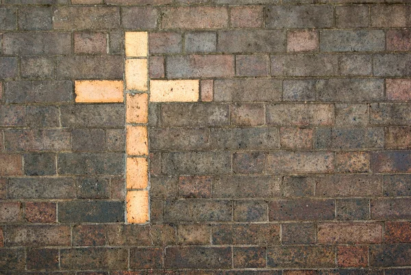 Крест Христа, встроенный в кирпичную стену — стоковое фото