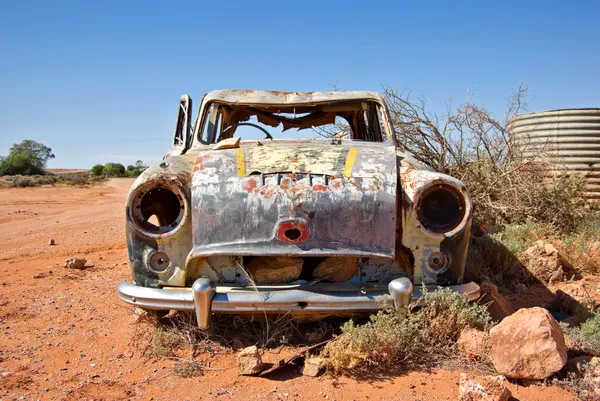 Altes Auto in der Wüste — Stockfoto