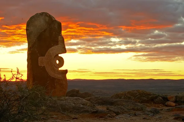 Пустынные скульптуры на сломанном холме — стоковое фото