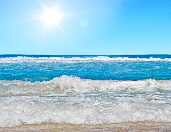 태양에서 아름 다운 해변 — 스톡 사진