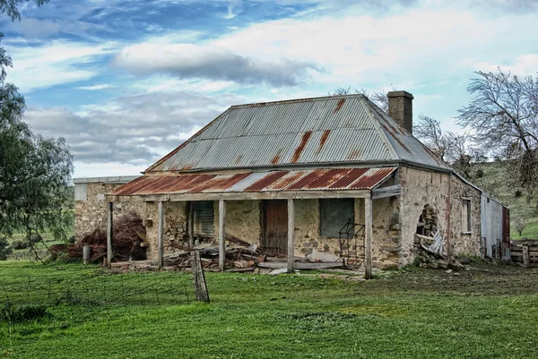 Изображение руин старого каменного дома в соавторстве — стоковое фото