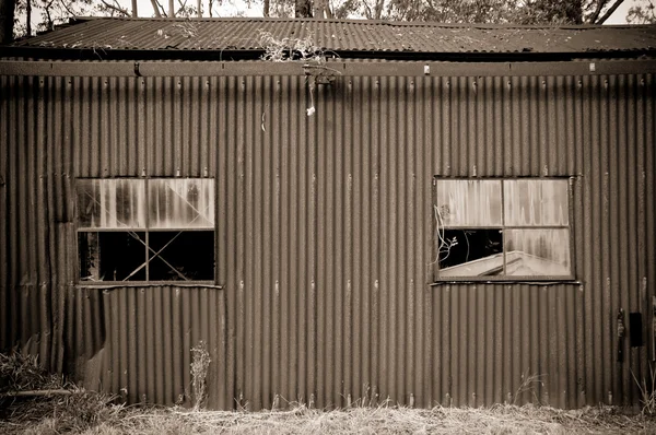 Eski paslı teneke kulübe — Stok fotoğraf