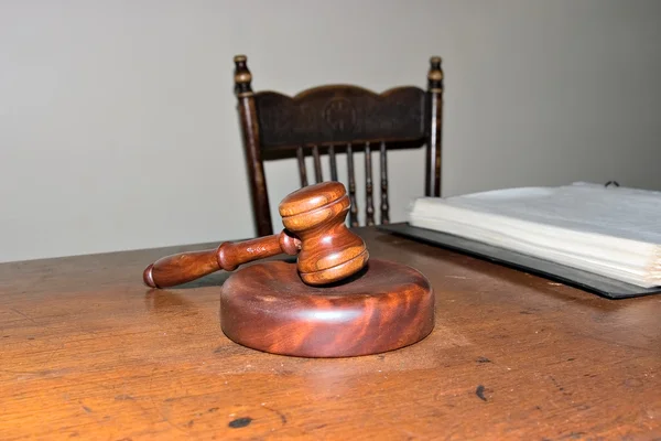 Rechters hamer op oude bureau — Stockfoto