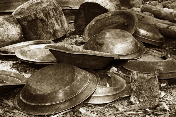 セピア色の金の鍋 — ストック写真