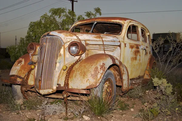 Oude verroeste auto — Stockfoto
