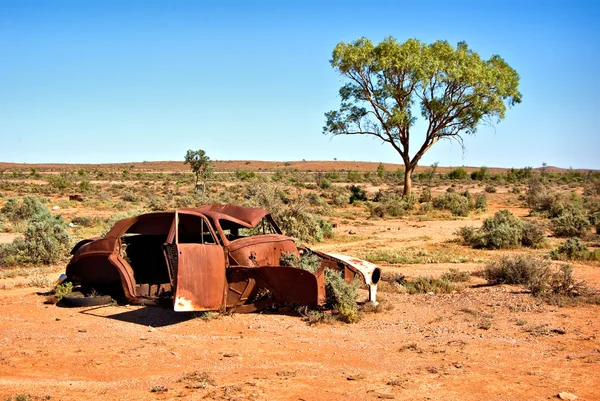 Viejo coche en el desierto —  Fotos de Stock
