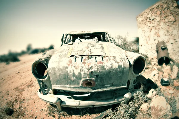 Oude verwoeste auto — Stockfoto