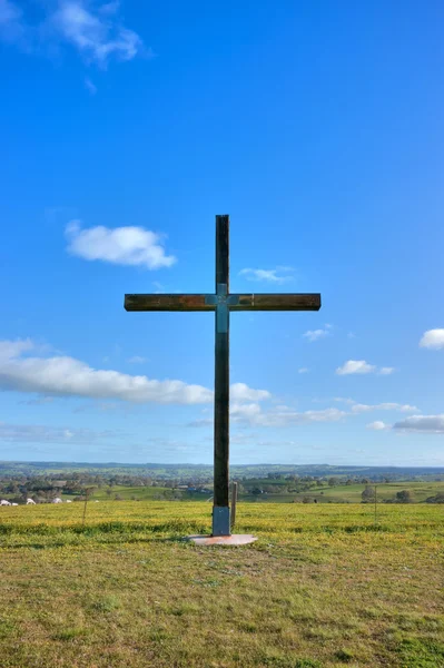 フィールドにキリストの十字架 — ストック写真