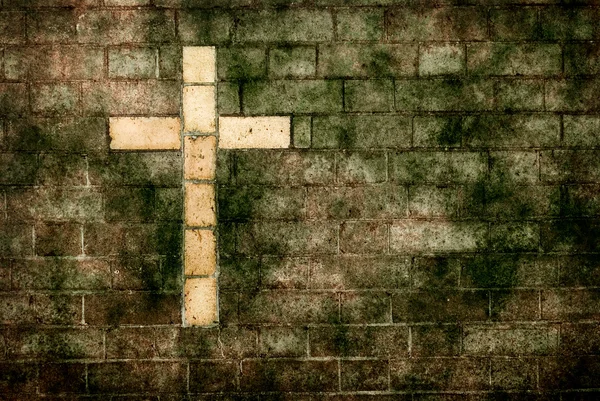 Croce di Cristo costruita in un muro di mattoni — Foto Stock