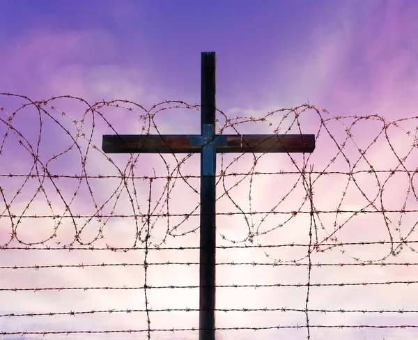 Av Kristi kors bakom taggtråd — Stockfoto