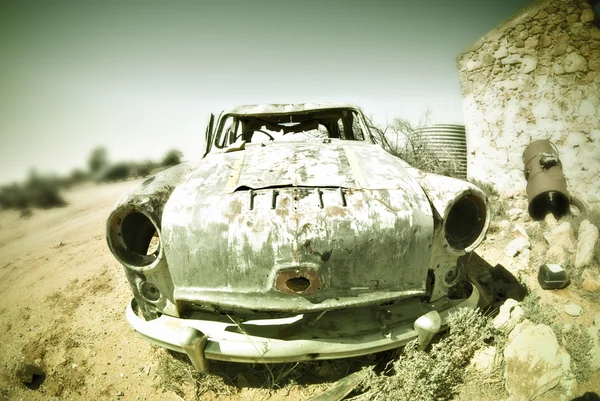 Çölde eski bir araba. — Stok fotoğraf