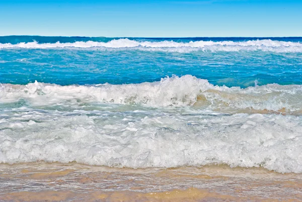 Costa marítima tranquila com pequenas ondas — Fotografia de Stock