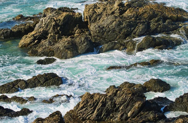Βράχους και κύματα — Φωτογραφία Αρχείου
