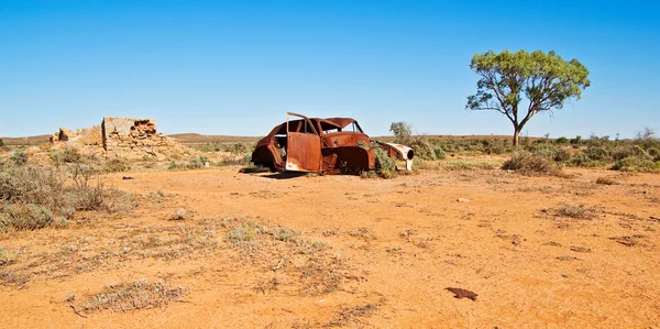 Stary samochód i ruiny — Zdjęcie stockowe