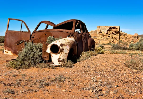 Viejo coche oxidado —  Fotos de Stock