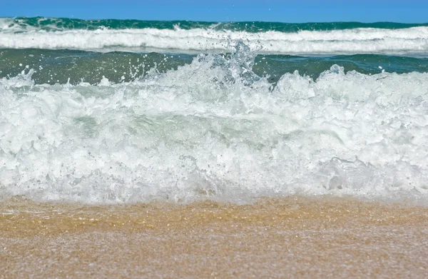 Vågor på stranden — Stockfoto
