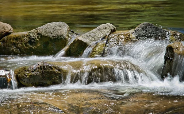Água em rochas — Fotografia de Stock