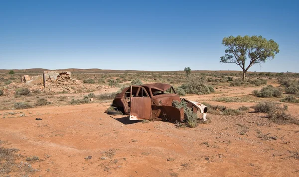 Stary samochód na pustyni — Zdjęcie stockowe