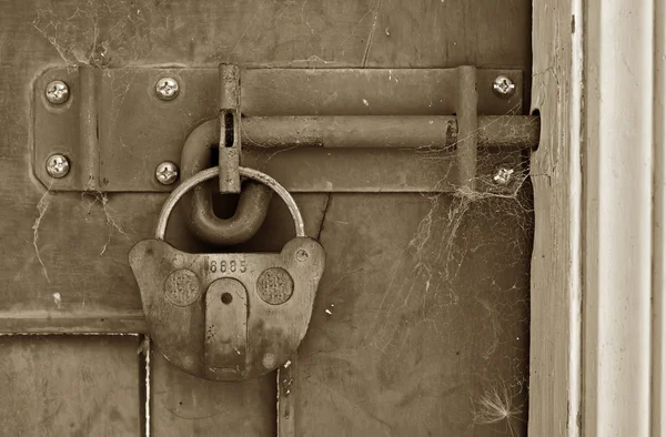 Staré zamčené dveře — Stock fotografie
