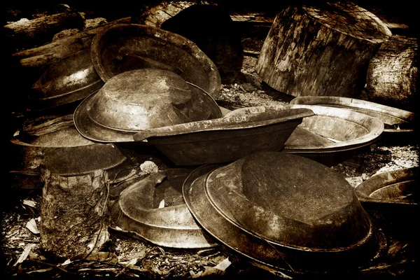 Старые золотые сковороды — стоковое фото
