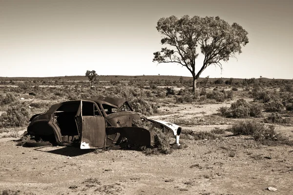 Viejo coche en el desierto —  Fotos de Stock