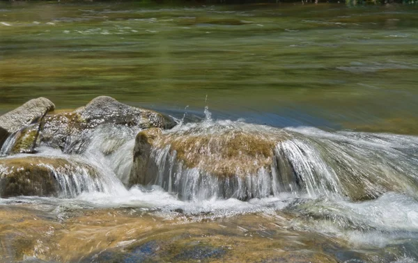 水在流或河中的岩石上 — 图库照片