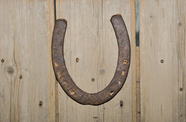 Viejo horshoe en pared de madera — Foto de Stock
