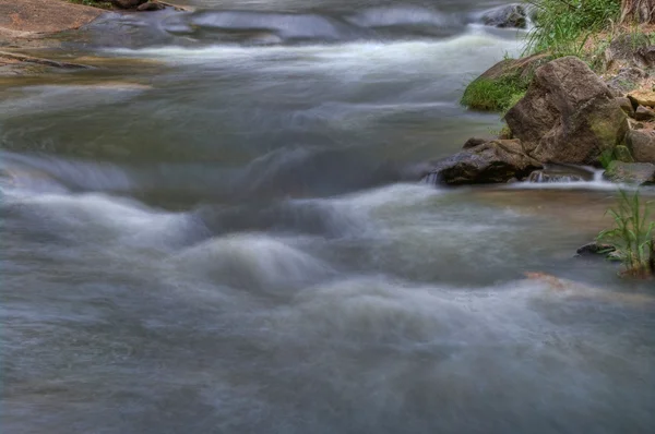 Zachte rivieren stromen — Stockfoto