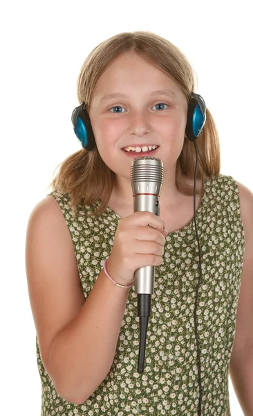 Молода дівчина співає ізольовано на білому — стокове фото