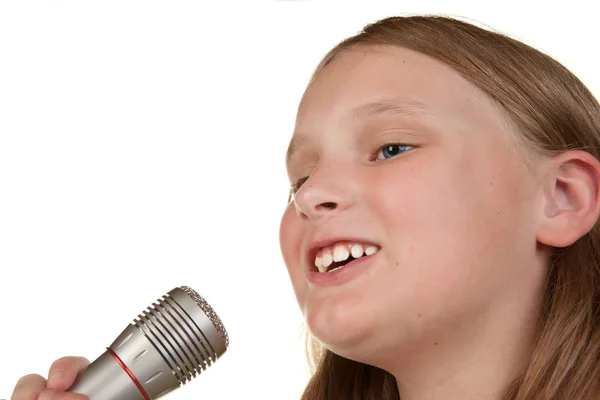 Fiatal lány énekelt a elszigetelt fehér — Stock Fotó