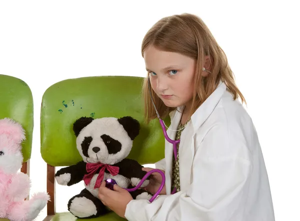 Meisje spelen arts met haar speelgoed — Stockfoto