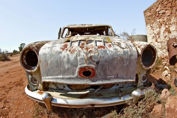 Oude auto in de woestijn — Stockfoto