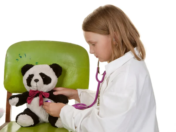 Menina jogando médico com seus brinquedos — Fotografia de Stock