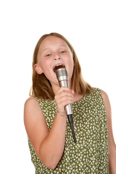 Izole üzerinde beyaz şarkı söyleyen genç kız — Stok fotoğraf