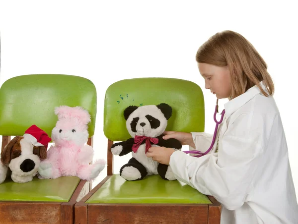 Menina jogando médico com seus brinquedos — Fotografia de Stock