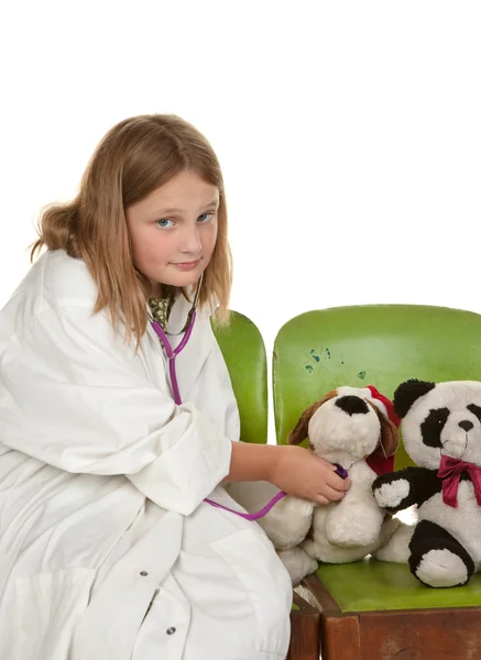 Meisje spelen arts met haar speelgoed — Stockfoto