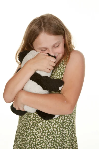 Mädchen umarmt ihren Teddybär — Stockfoto
