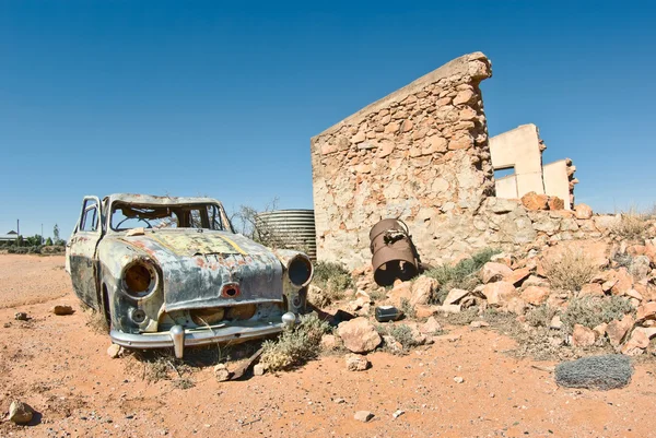 Старый автомобиль в пустыне — стоковое фото